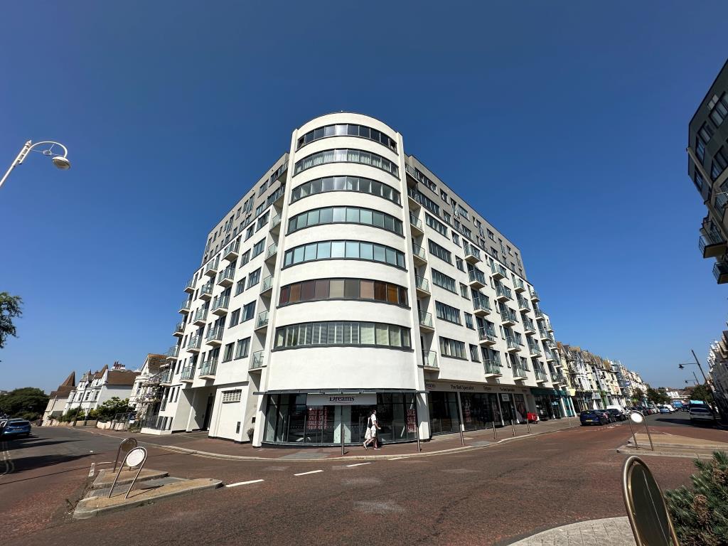 Lot: 62 - TWO-BEDROOM PURPOSE-BUILT FLAT WITH UNDERGROUND PARKING - External of building